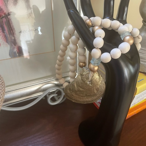 Chic Cream and Gold Beaded Sea Shell Necklace - Picture 5 of 8